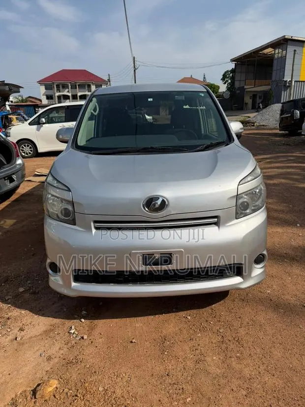 Toyota Voxy 2012 Silver · Photo 1
