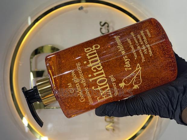 Golden Glow Intensive Whitening Exfoliating Shower Gel · Photo 1