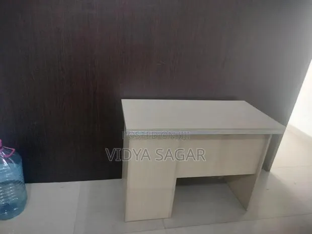 Deask Top Table · Photo 1
