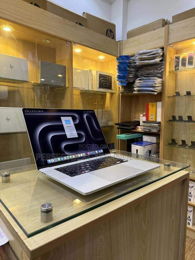 New Laptop Apple MacBook Pro 2019 32GB Intel Core i7 SSD 512GB · Photo 1