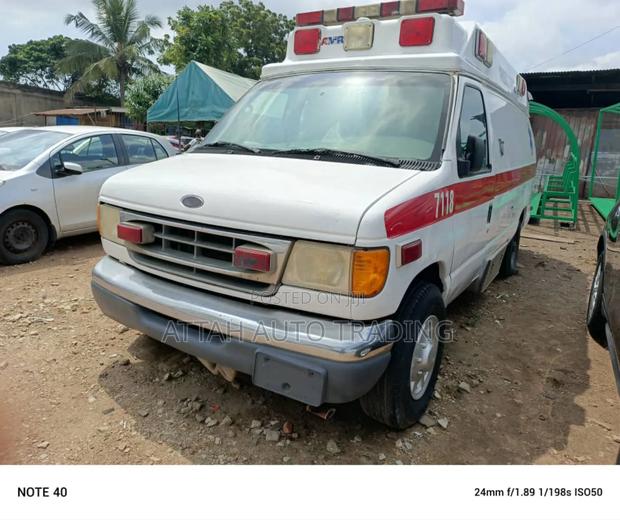 Ford E350 2006 White · Photo 4