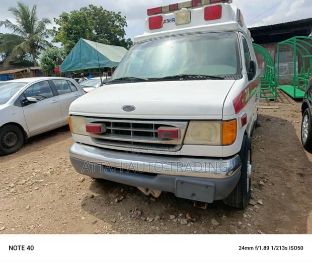 Ford E350 2006 White · Photo 5