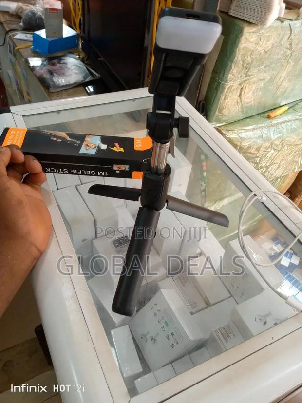 Mini Selfie Stick With Tripod Stand and Flash · Photo 3