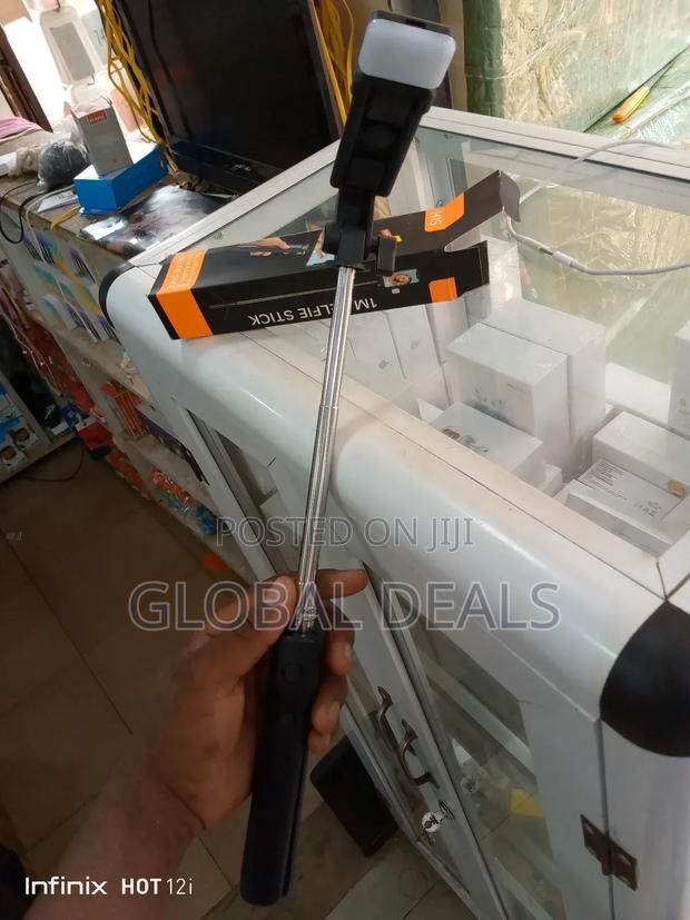 Mini Selfie Stick With Tripod Stand and Flash · Photo 4