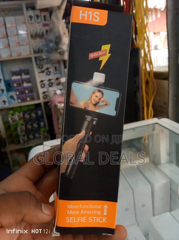 Mini Selfie Stick With Tripod Stand and Flash · Photo 7