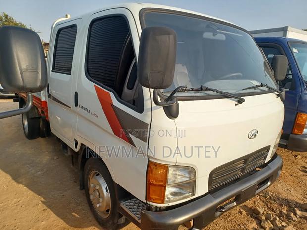 Hyundai Mighty Double Cabin White · Photo 2
