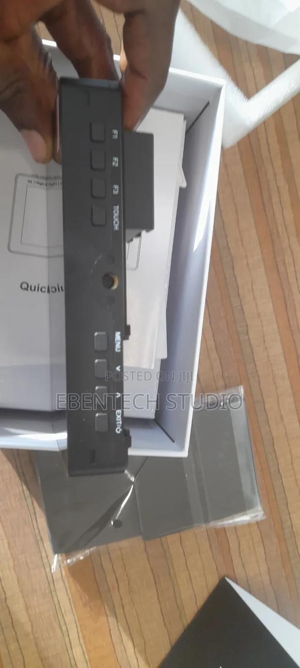 Feelworld F6 Pro Field Monitor on Camera Monitor · Photo 4