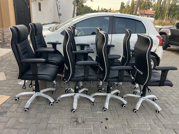 Durable Leather Swivel Chairs · Photo 1