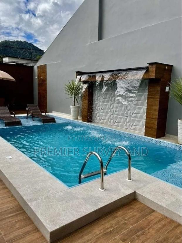 Stunning Swimming Pool Construction · Photo 2