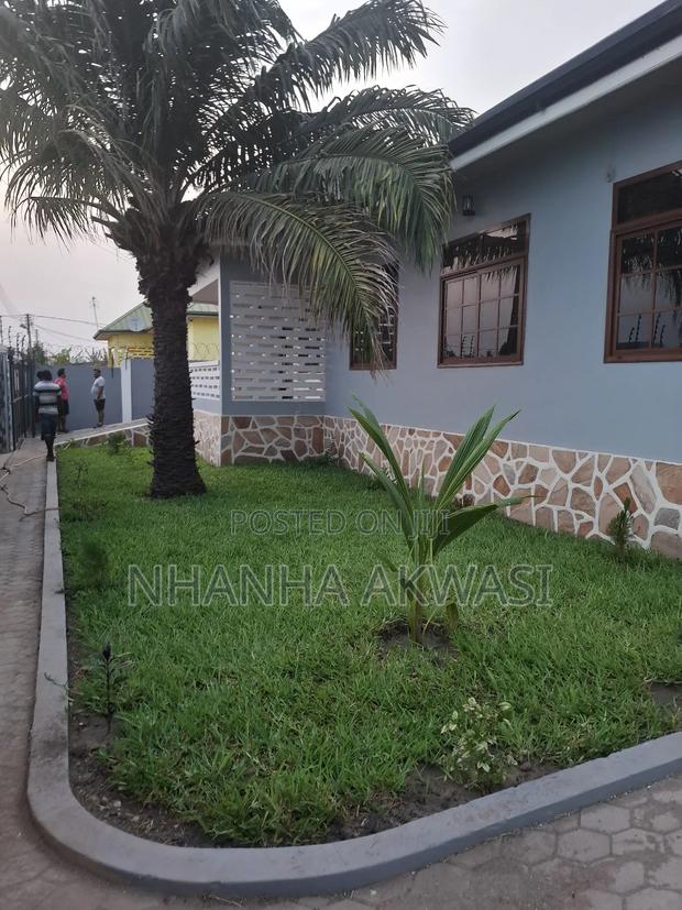 5bdrm House in Community 11 Tema for rent · Photo 1