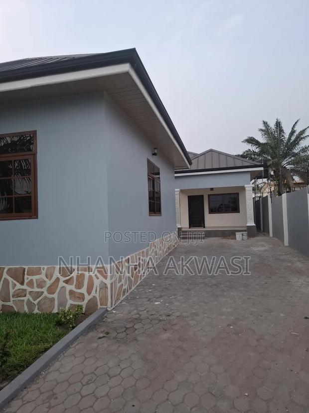 5bdrm House in Community 11 Tema for rent · Photo 2