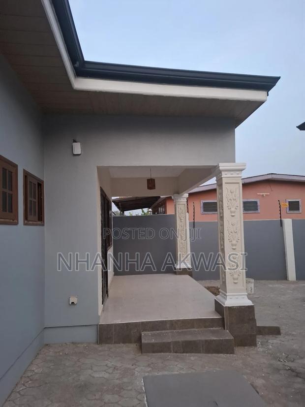 5bdrm House in Community 11 Tema for rent · Photo 3