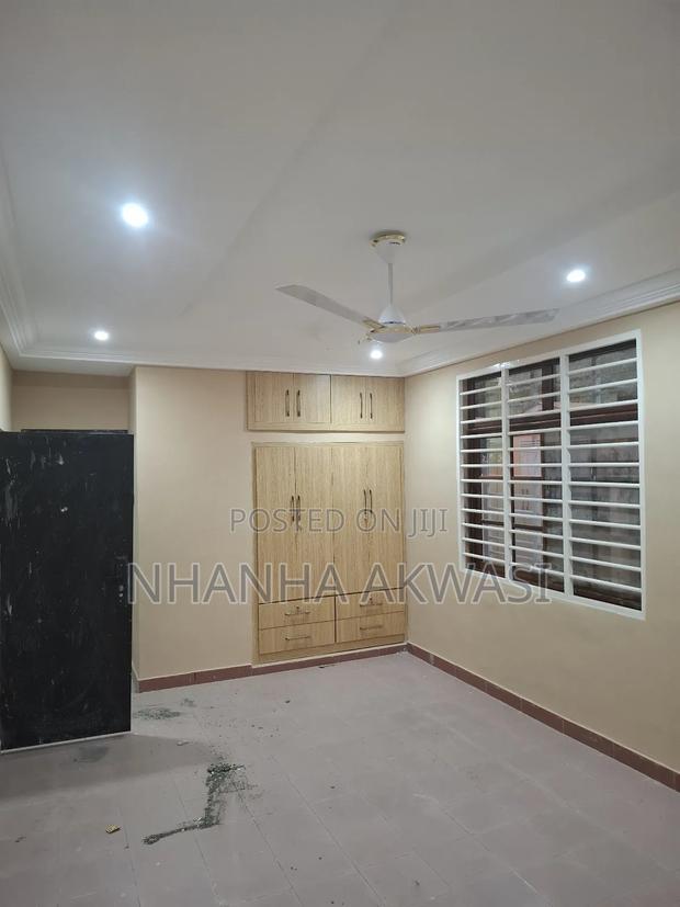 5bdrm House in Community 11 Tema for rent · Photo 5