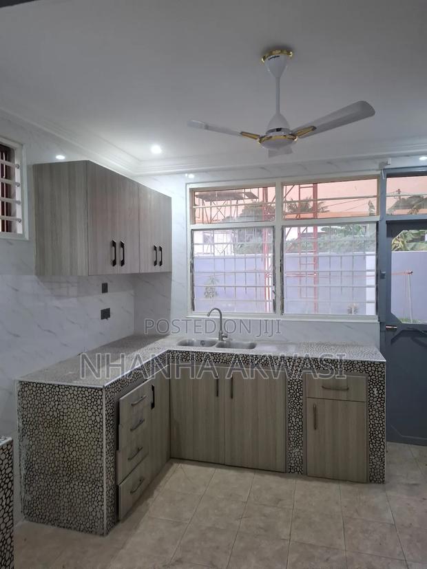 5bdrm House in Community 11 Tema for rent · Photo 7