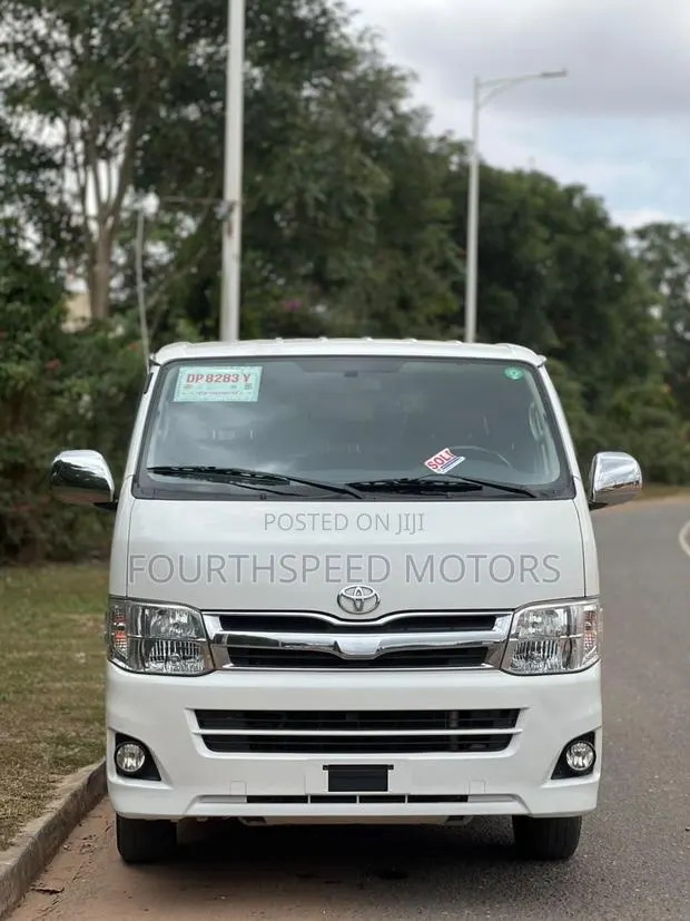 Toyota HiAce 2013 White · Photo 1