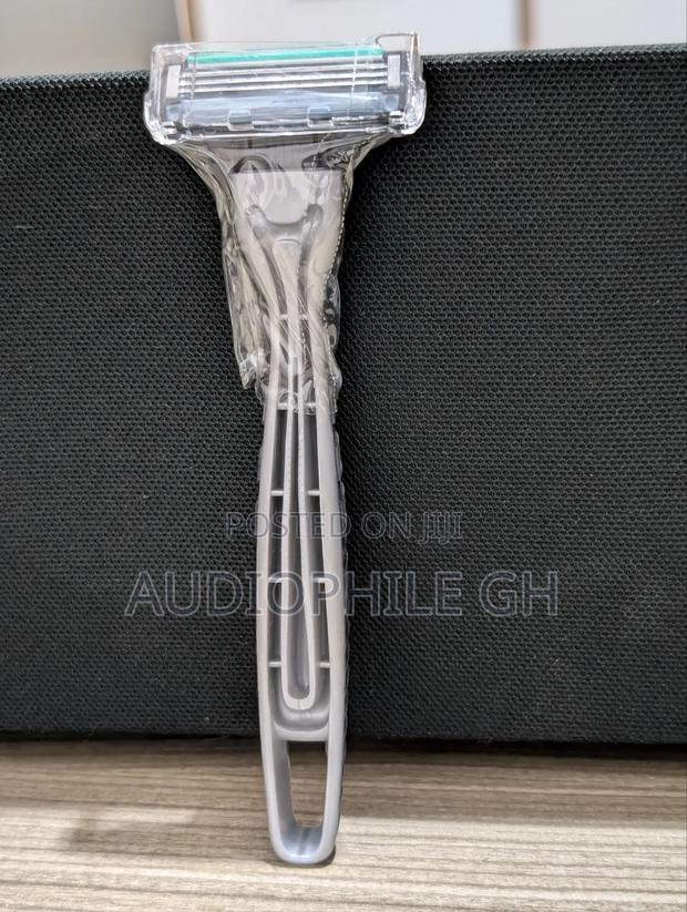 Gillette Mach3 Men's Disposable Razor · Photo 2