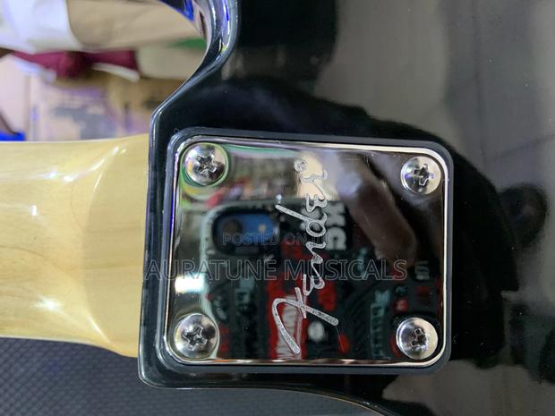 Fender Active Bass Guitar · Photo 4