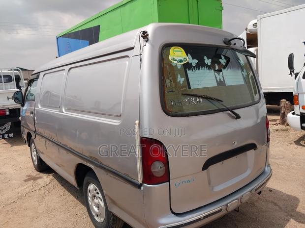 Hyundai H-100 2004 Silver · Photo 3