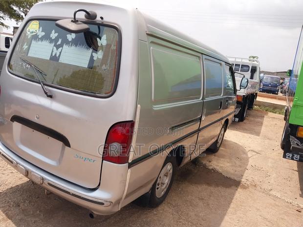 Hyundai H-100 2004 Silver · Photo 4