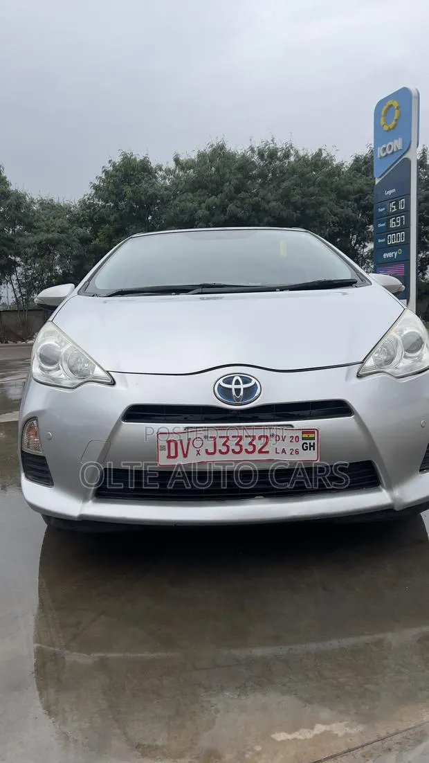 Toyota Aqua 2012 Silver · Photo 1