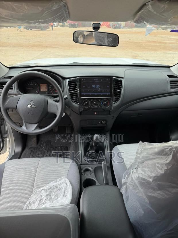 New Mitsubishi L200 2023 White · Photo 4