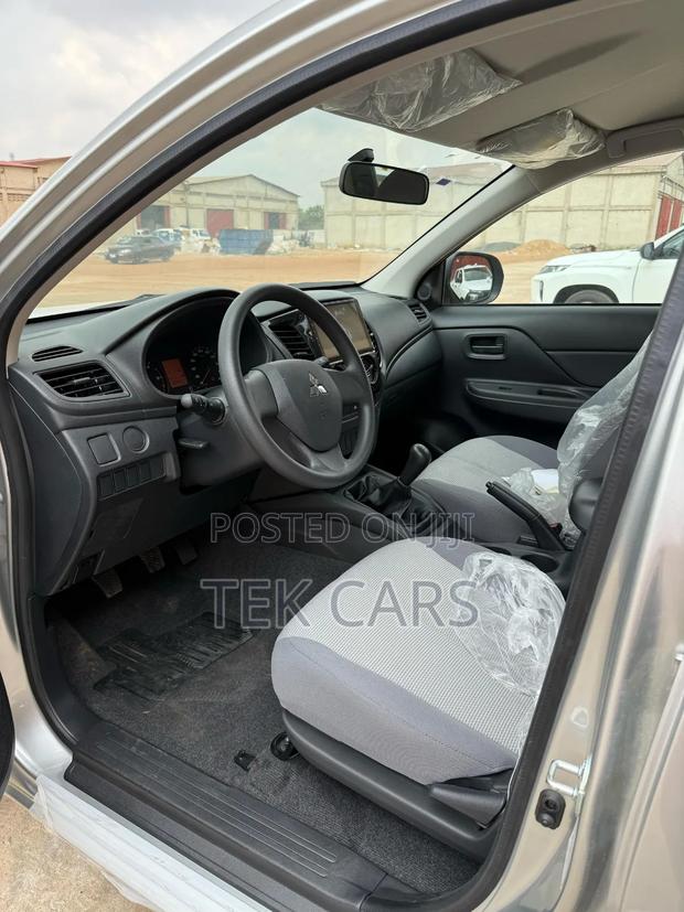 New Mitsubishi L200 2023 White · Photo 5