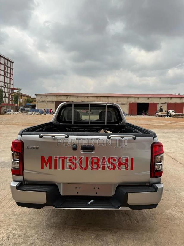 New Mitsubishi L200 2023 White · Photo 6
