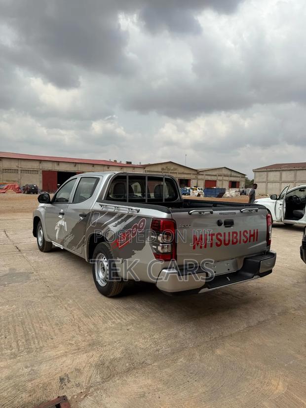 New Mitsubishi L200 2023 White · Photo 7