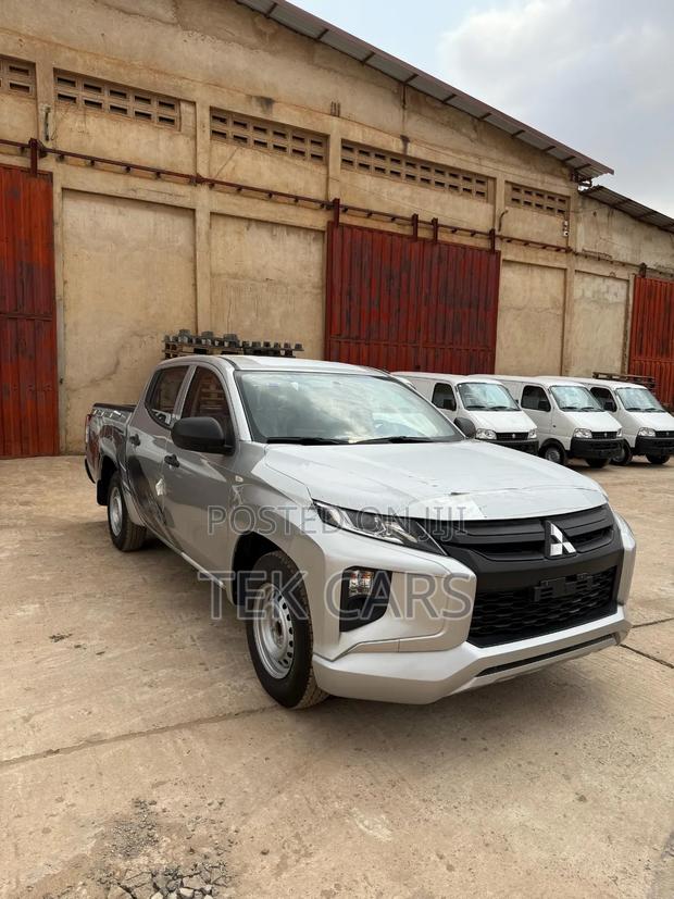New Mitsubishi L200 2023 White · Photo 3
