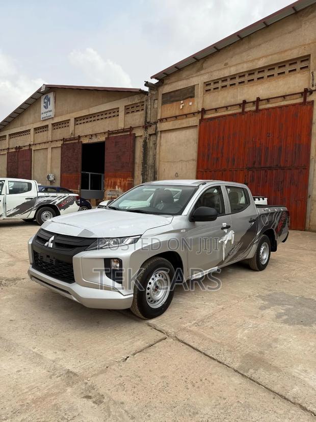 New Mitsubishi L200 2023 White · Photo 1