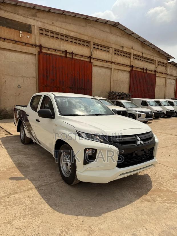 New Mitsubishi L200 2023 White · Photo 2