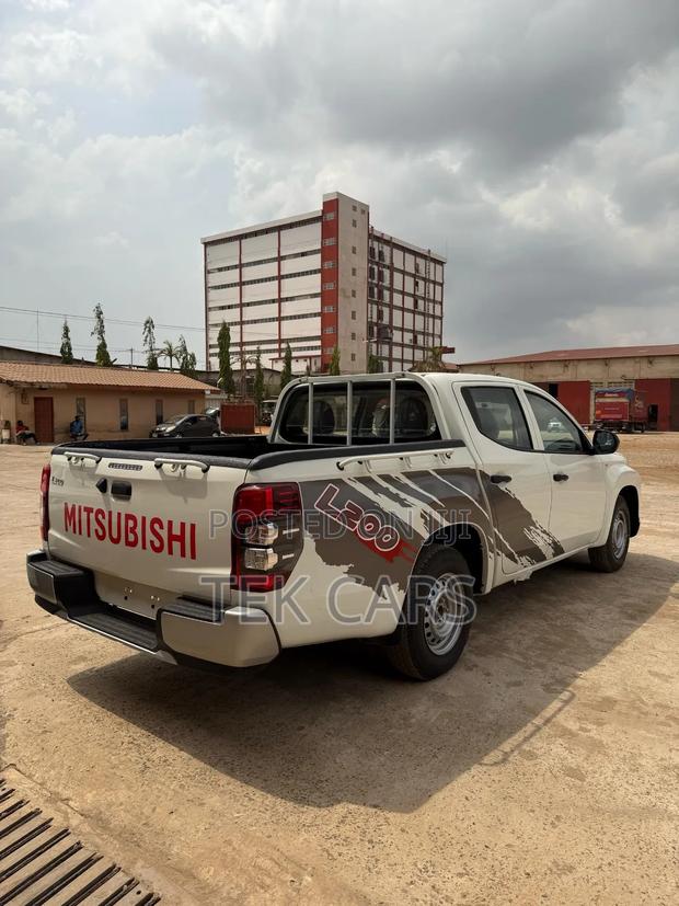 New Mitsubishi L200 2023 White · Photo 8