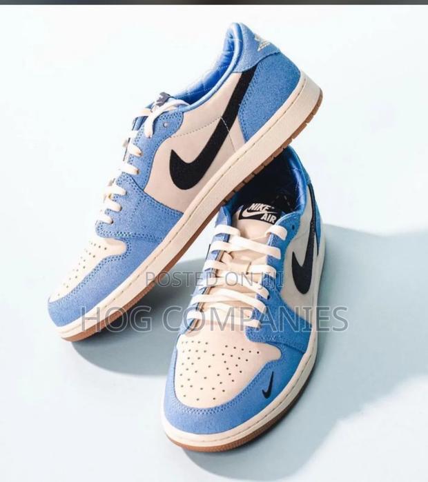 Nike Air Jordan 1 Sneakers · Photo 1