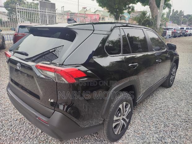 Toyota RAV4 LE 2022 Black · Photo 2
