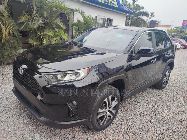 Toyota RAV4 LE 2022 Black · Photo 4