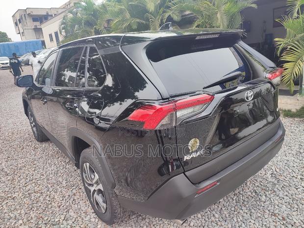 Toyota RAV4 LE 2022 Black · Photo 6