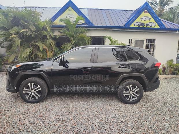 Toyota RAV4 LE 2022 Black · Photo 7
