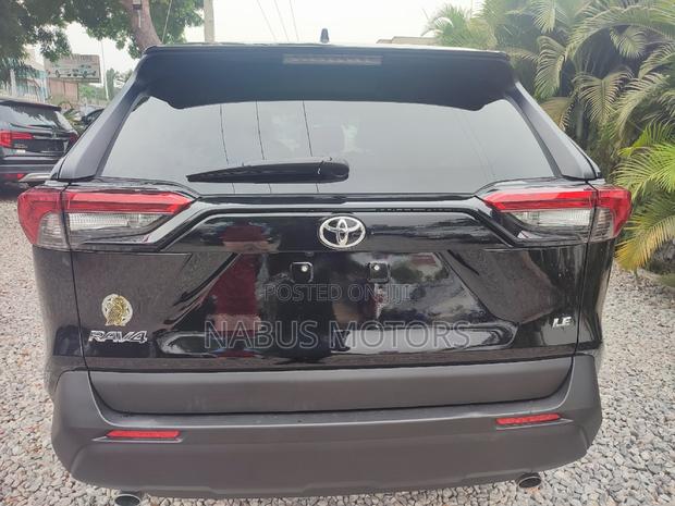 Toyota RAV4 LE 2022 Black · Photo 8