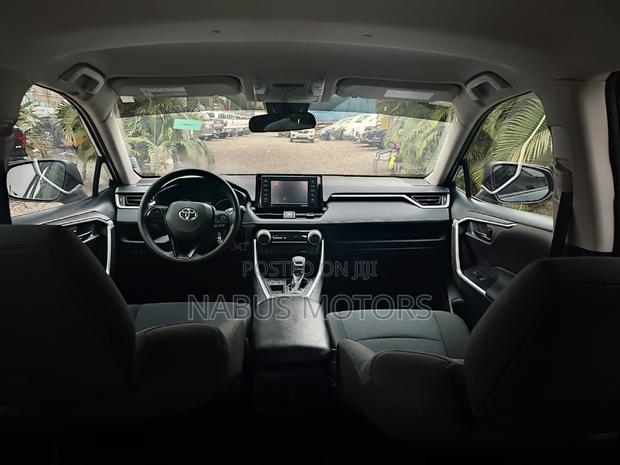 Toyota RAV4 LE 2022 Black · Photo 5