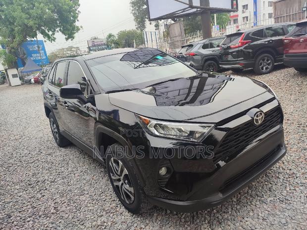 Toyota RAV4 LE 2022 Black · Photo 3