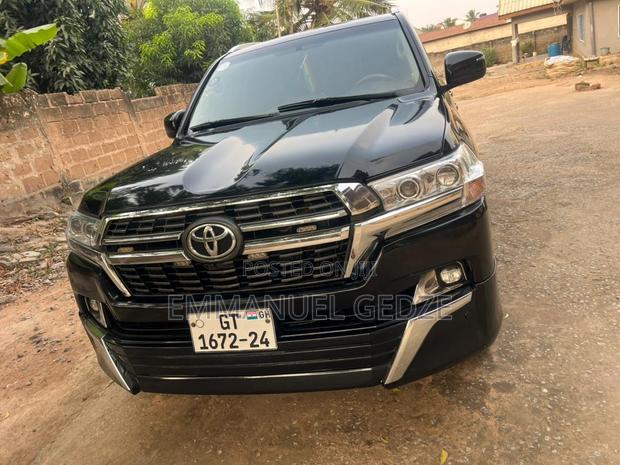 Land Cruiser V8 for Rent - 7 Seater · Photo 1