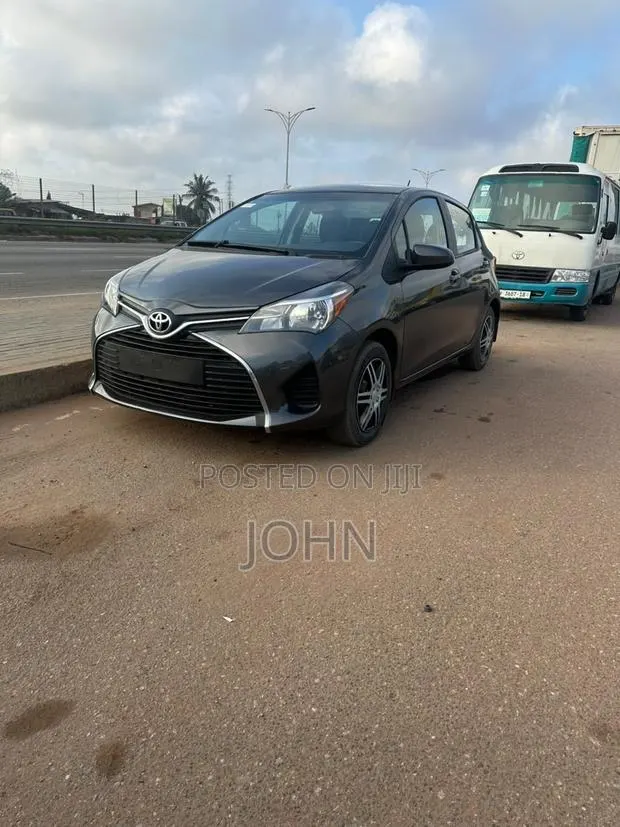 Toyota Yaris LE Hatchback 5dr 2016 Black · Photo 1