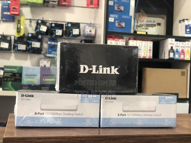 D-Link DES1008C 8-Port 10/100 Desktop Switch · Photo 2