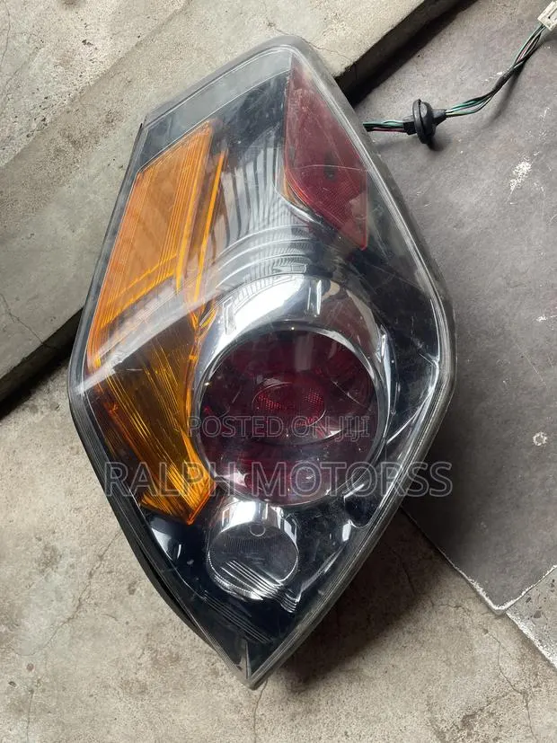 Nissan Altima 2010 Taillight · Photo 1