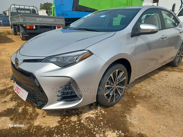 Toyota Corolla 2018 Silver · Photo 3