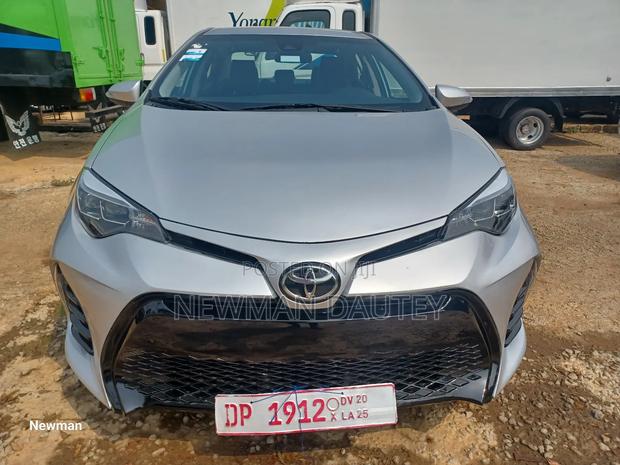 Toyota Corolla 2018 Silver · Photo 2