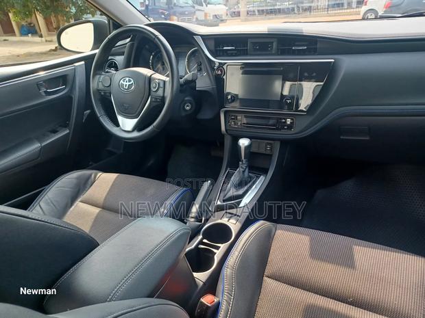 Toyota Corolla 2018 Silver · Photo 6