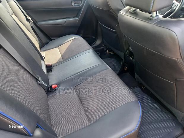Toyota Corolla 2018 Silver · Photo 7
