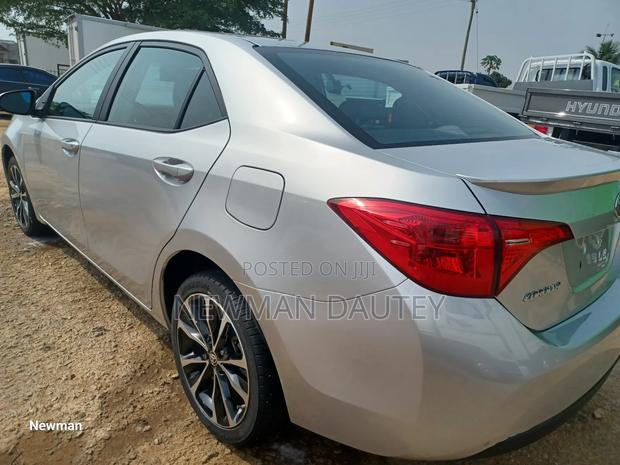 Toyota Corolla 2018 Silver · Photo 1