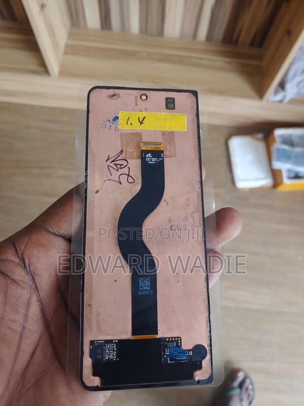 Samsung Z Fold 4 Outer Screen · Photo 4